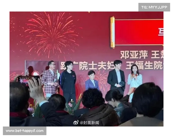 邓亚萍出席联谊活动,与王楚钦、吴刚夫妇进行乒乓球互动